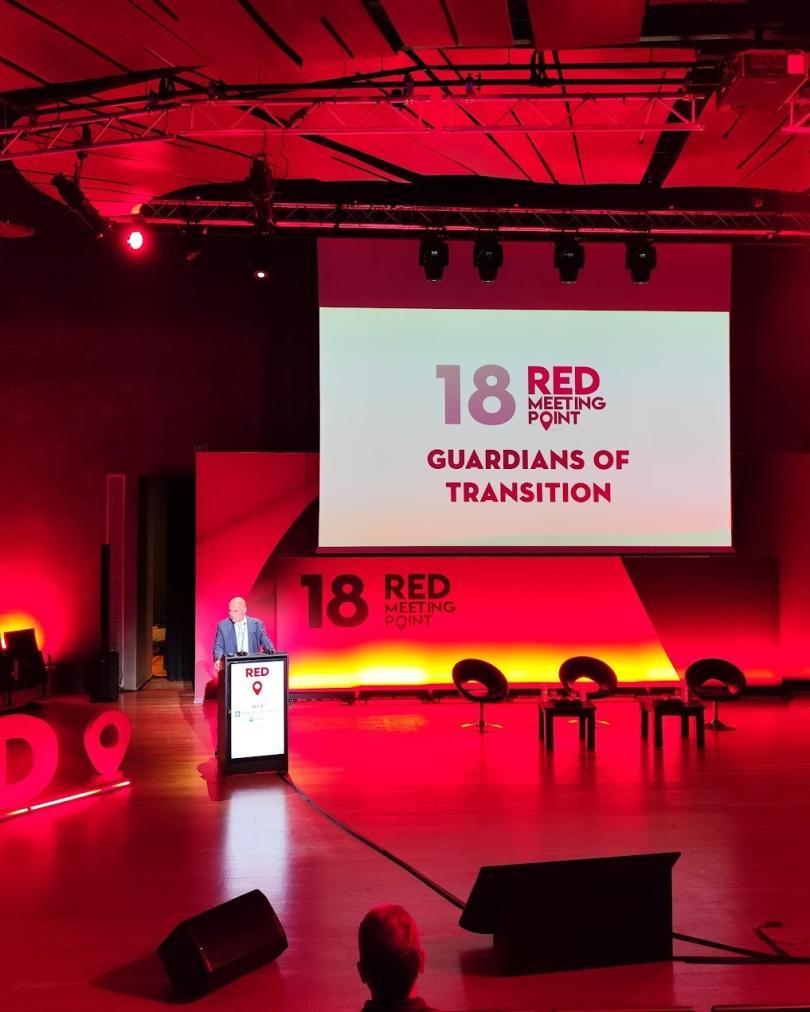 Red Meeting Point 18